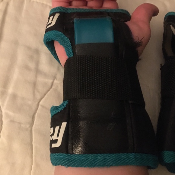 💞 $4 sale (these items must go) Franklin wrist guards pair: youth small - Picture 7 of 8